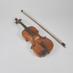 546472 Violin with bow